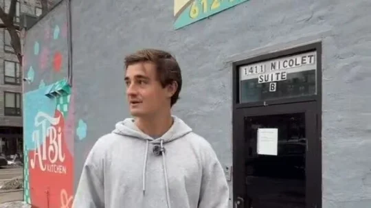 马斯克、万斯齐下场，一个拼写错误如何挑动美国政坛与币圈情绪？