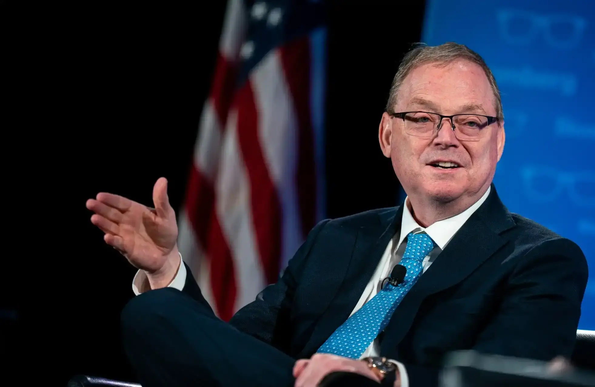 这位持有百万 Coinbase 股票的经济顾问，或将执掌美联储