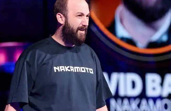 比特币带头大哥的镰刀：股价暴跌99%后反向收购，一场设计好的纳斯达克收割