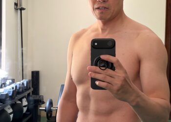 CZ 秀出 49 歲「六塊肌健身照」：做人要比健康，別比富豪榜