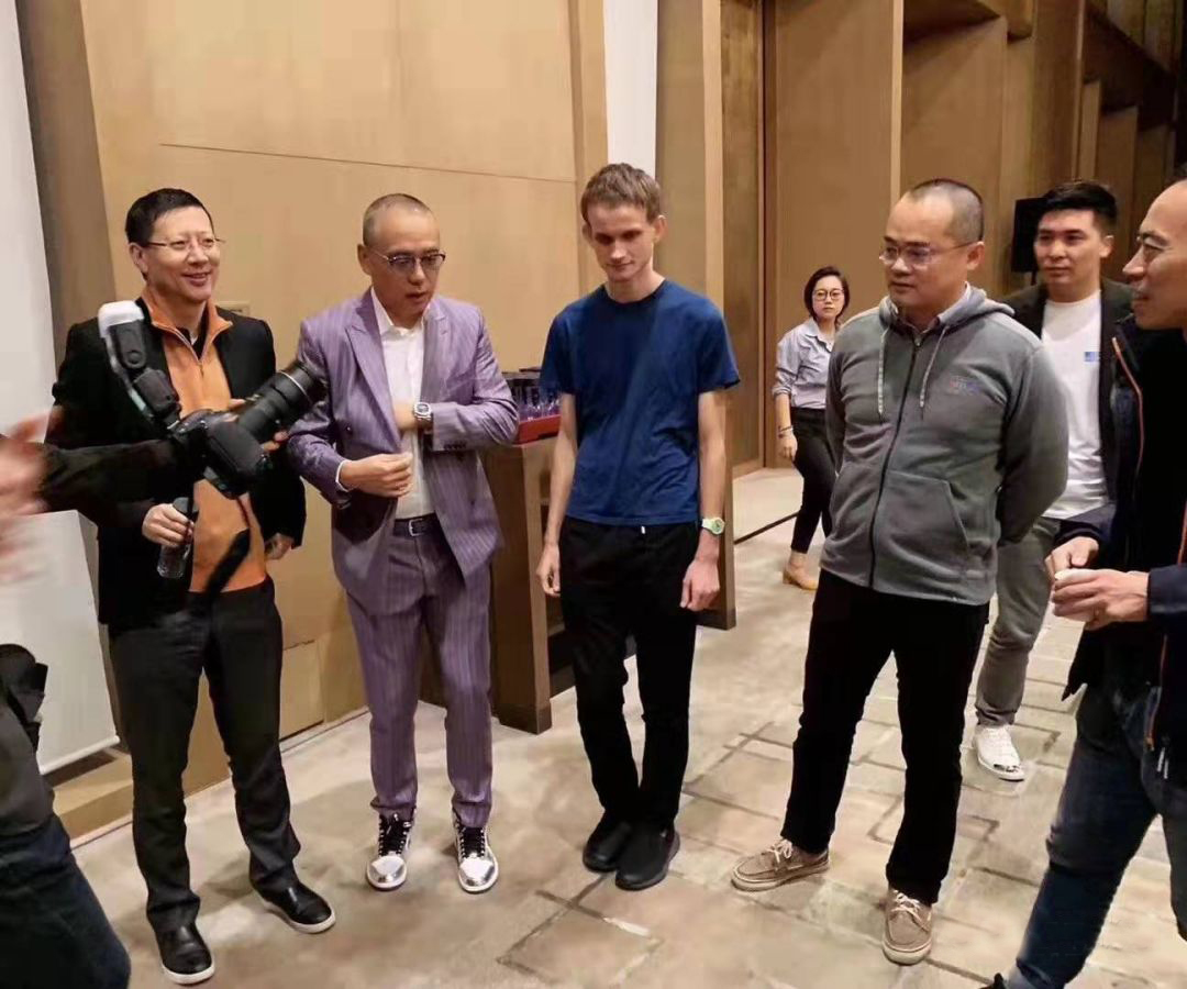 Vitalik 在中国北京与科技精英 CEO 们混在一起