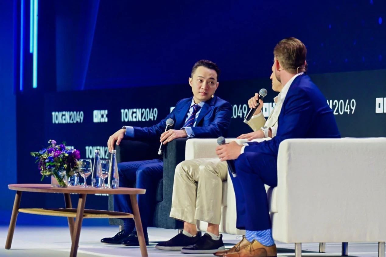 孙宇晨主持Token 2049峰会对谈环节，与特朗普次子共话金融自由与去中心化未来